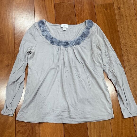 LOFT Women's Light Gray Long Sleeve Top with Floral Detail size L - Picture 1 of 10